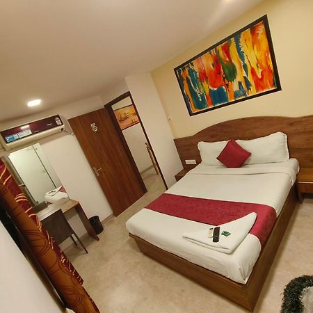 Hotel Beach Crown Juhu Мумбай Екстериор снимка