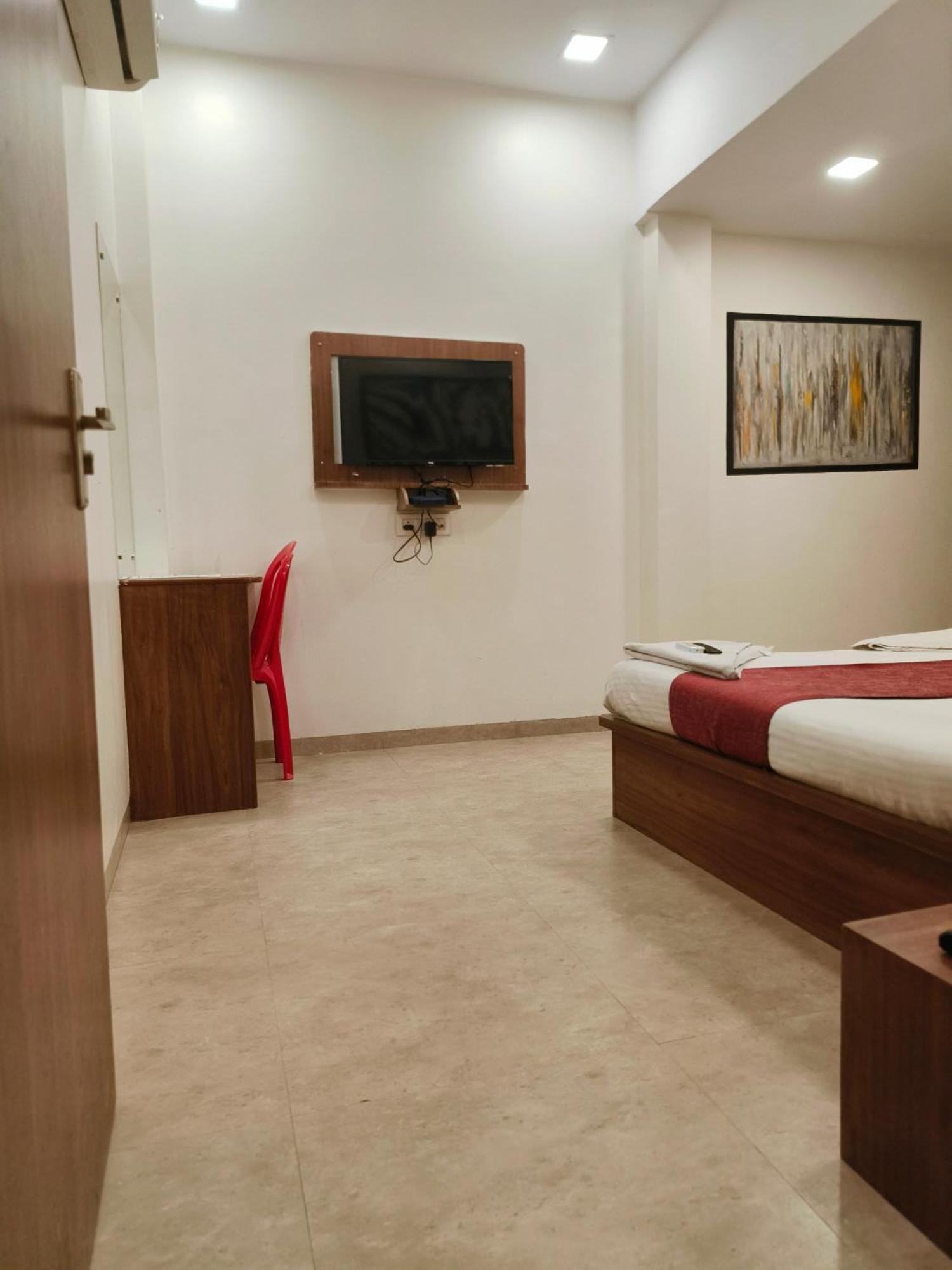 Hotel Beach Crown Juhu Мумбай Екстериор снимка