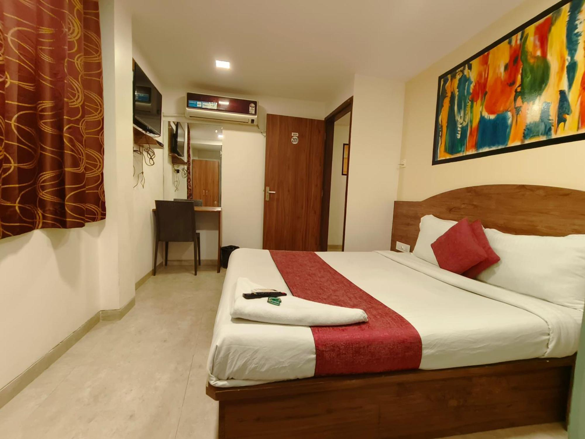 Hotel Beach Crown Juhu Мумбай Екстериор снимка
