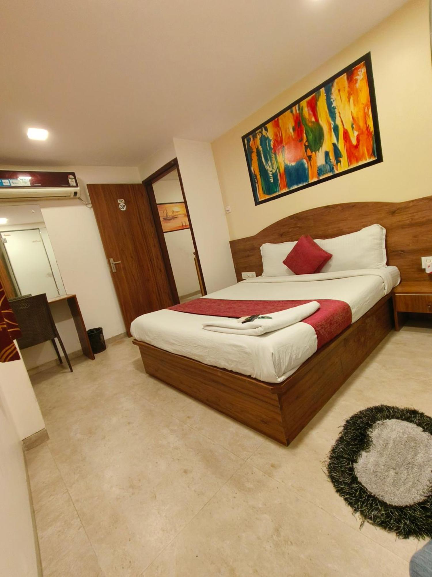 Hotel Beach Crown Juhu Мумбай Екстериор снимка